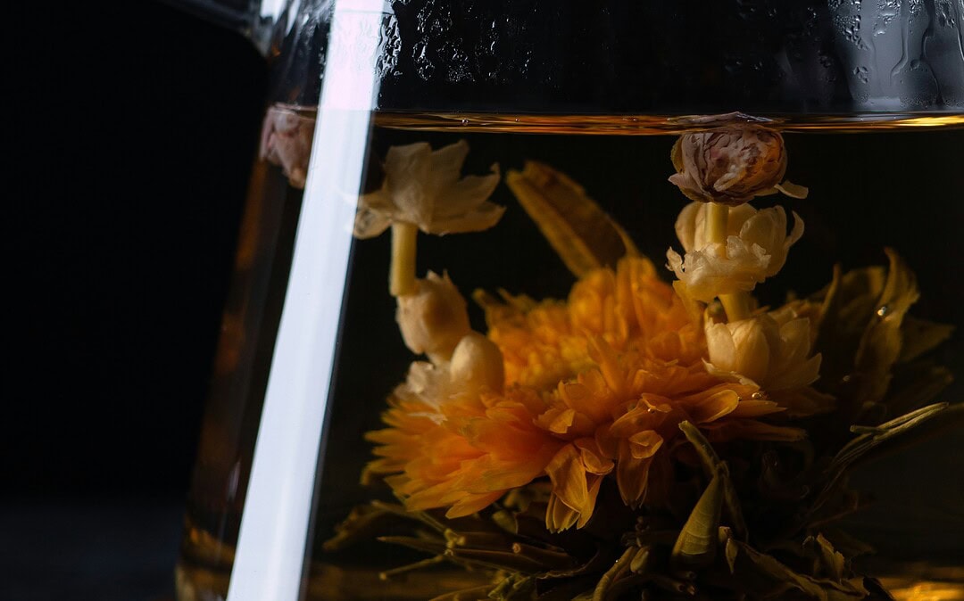 Herbaty kwitnące i bombonierki – wyjątkowy pomysł na wiosenny prezent