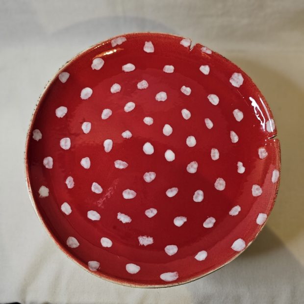 Widok z góry na paterę w kształcie Muchomora