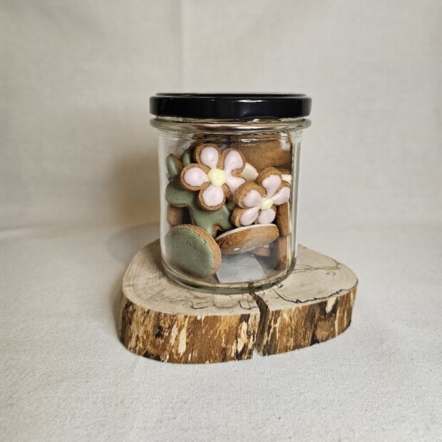 Słoik z pierniczkami wielkanocnymi.