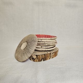 Spodki Muchomorki w kształcie kapeluszy ułożone w stosik.