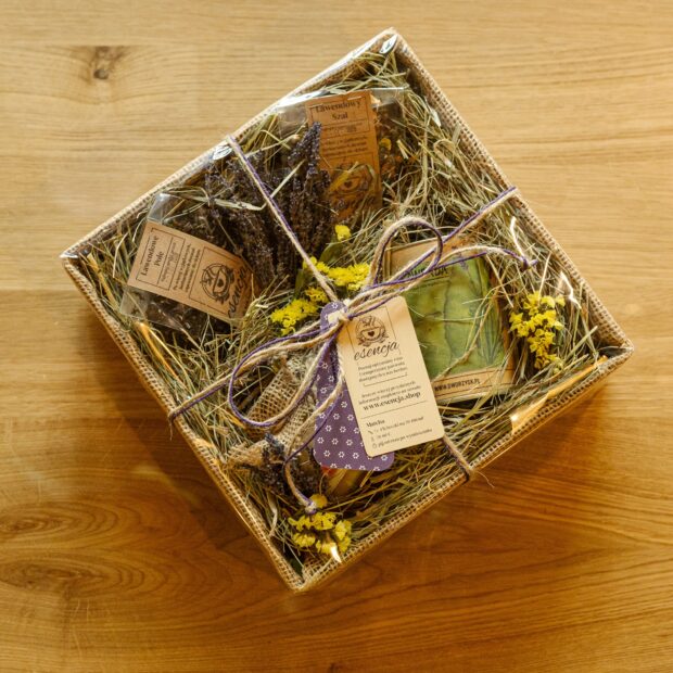 Zestaw prezentowy w pudełku, z naturalnymi ozdobami, obleczony celofanem.