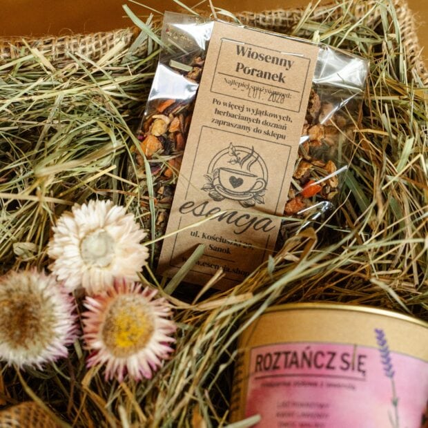 Herbata w transparentnej torebce w otoczeniu naturalnych dekoracji.