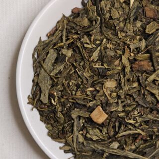 Susz herbaciany Sencha Hojicha Latte zaprezentowany na talerzyku.