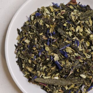 Susz herbaciany, Sencha Marcepanowa zaprezentowany na talerzyku.